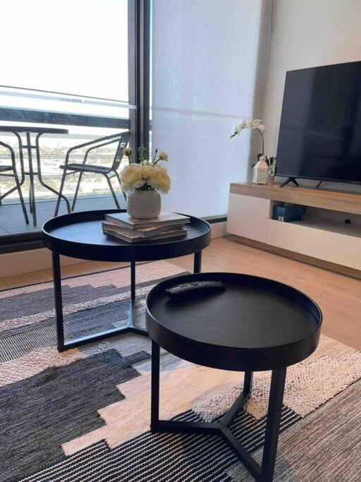 Free Parking Private In Docklands - Amazing View - Shared Washroom - With Host Homestay