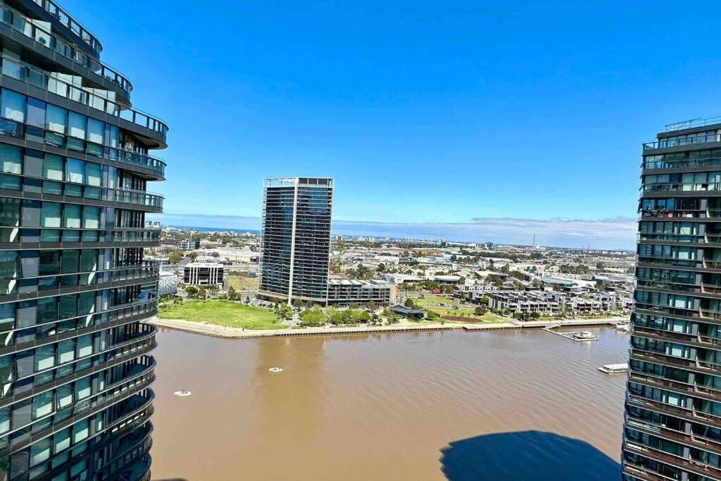 Free Parking Private In Docklands - Amazing View - Shared Washroom - With Host Homestay Melbourne