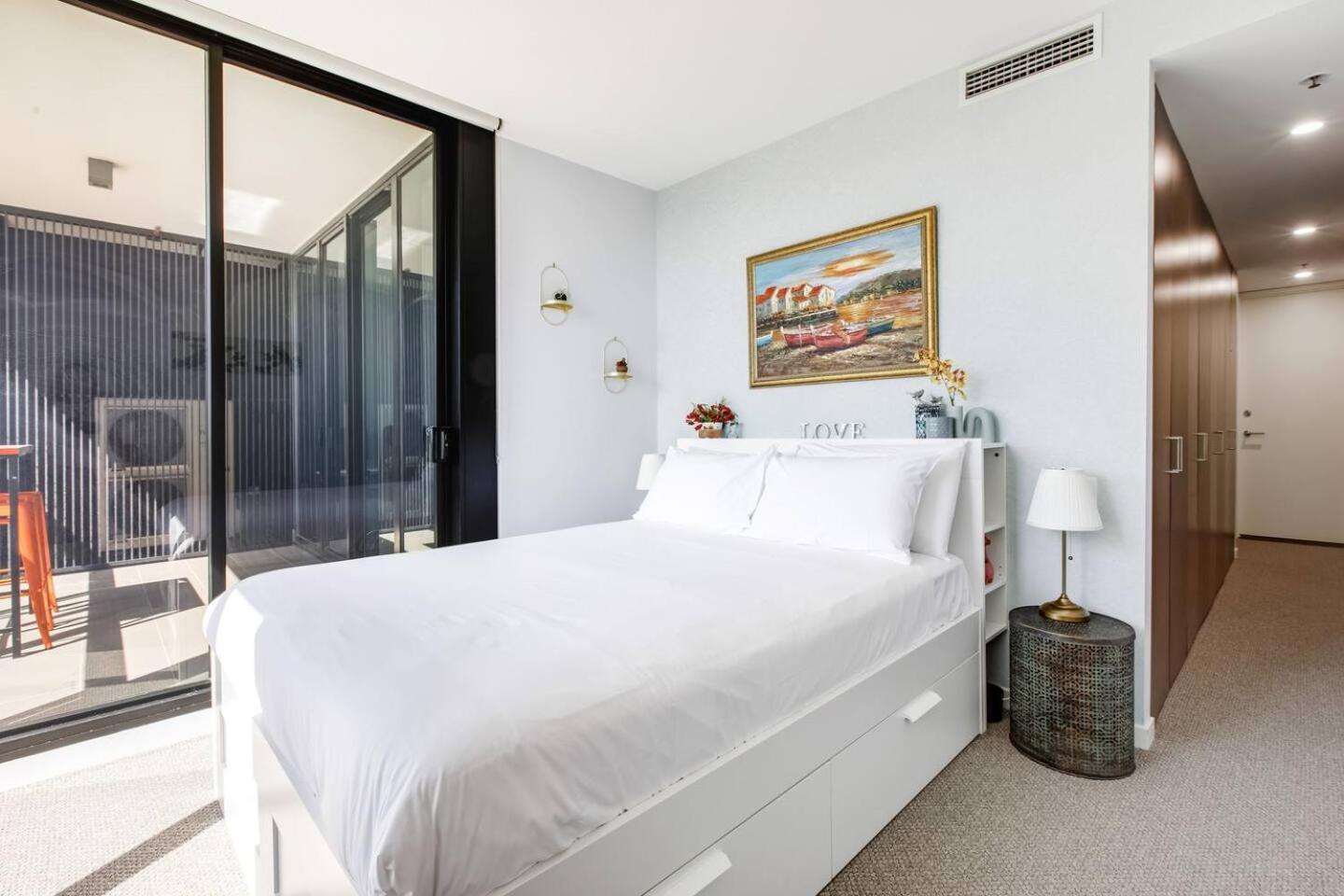 Queens Corner - Lakeside Serenity At Park Apartment *