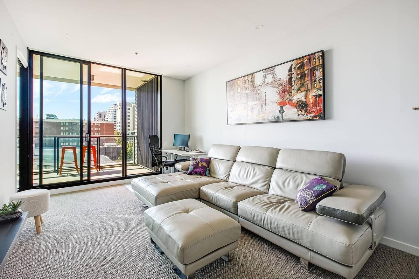 Queens Corner - Lakeside Serenity At Park Apartment