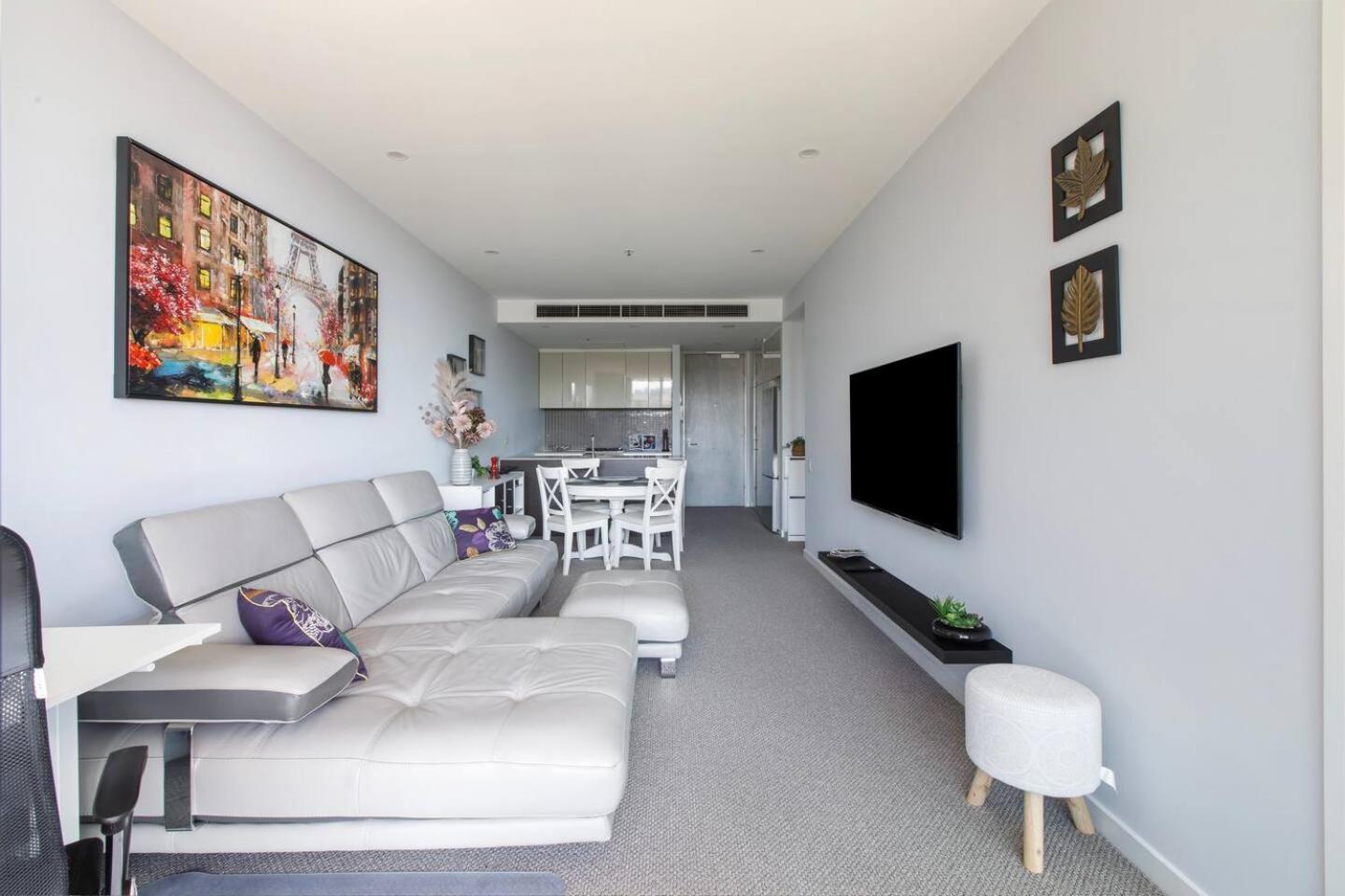 Queens Corner - Lakeside Serenity At Park Apartment *