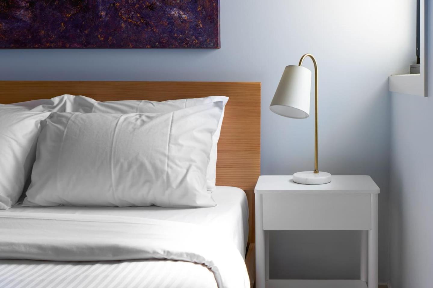 The Abby - Contemporary Inner-city Convenience Apartment *