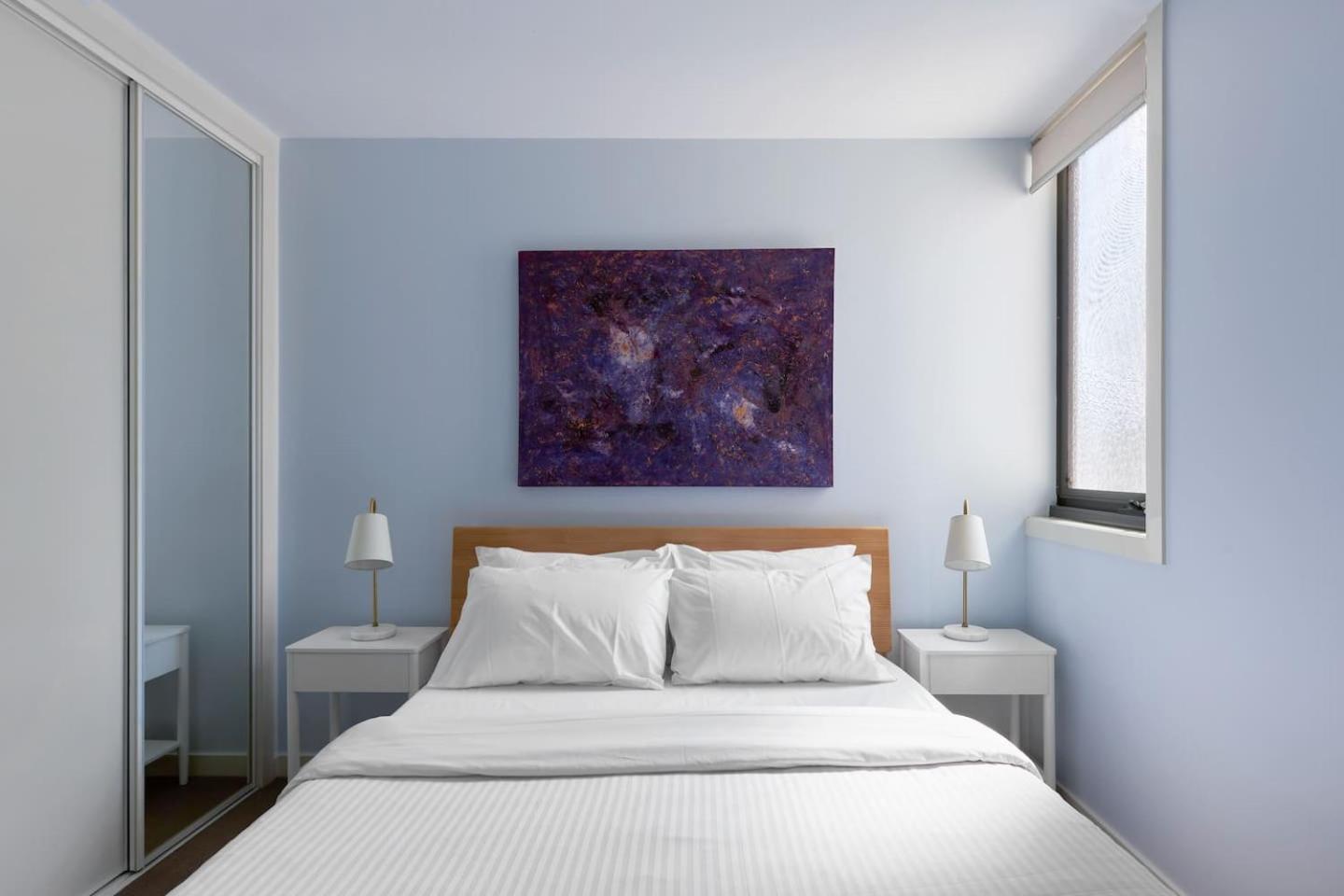 The Abby - Contemporary Inner-city Convenience Apartment *