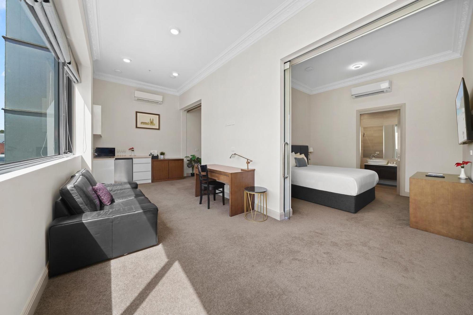 Clarendon 4*