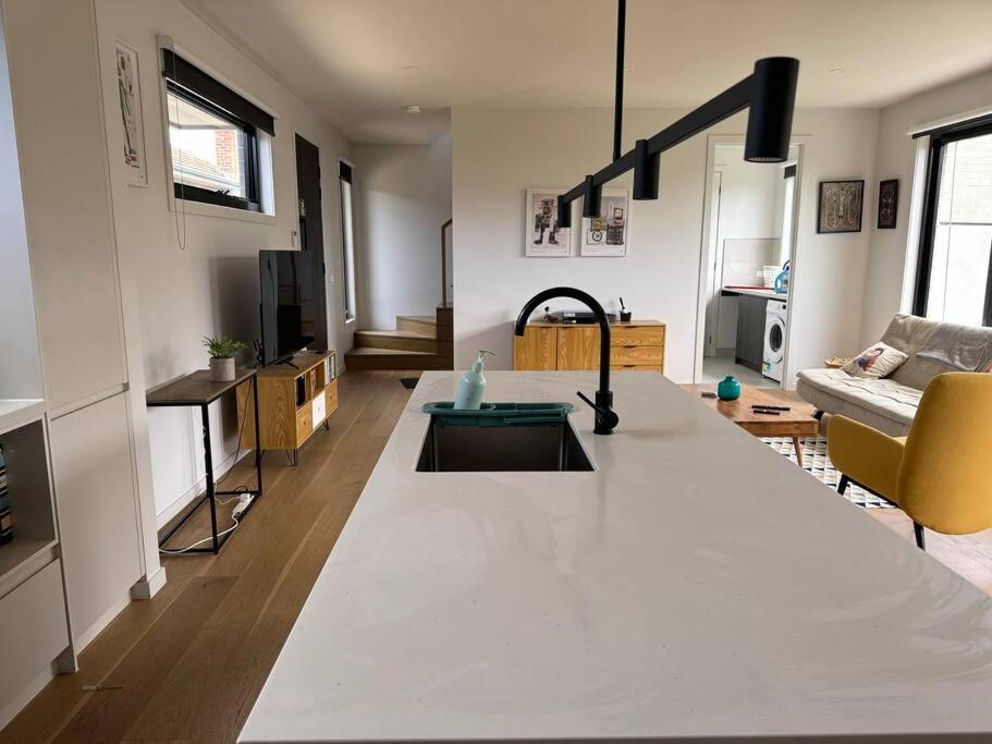 Fringe And 2.5 Bathrooms * Melbourne