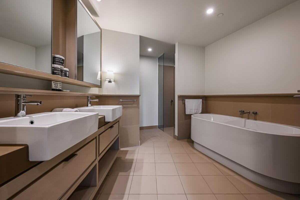 Sublime Harbourside 2-bed With Pool Gym & Views Melbourne