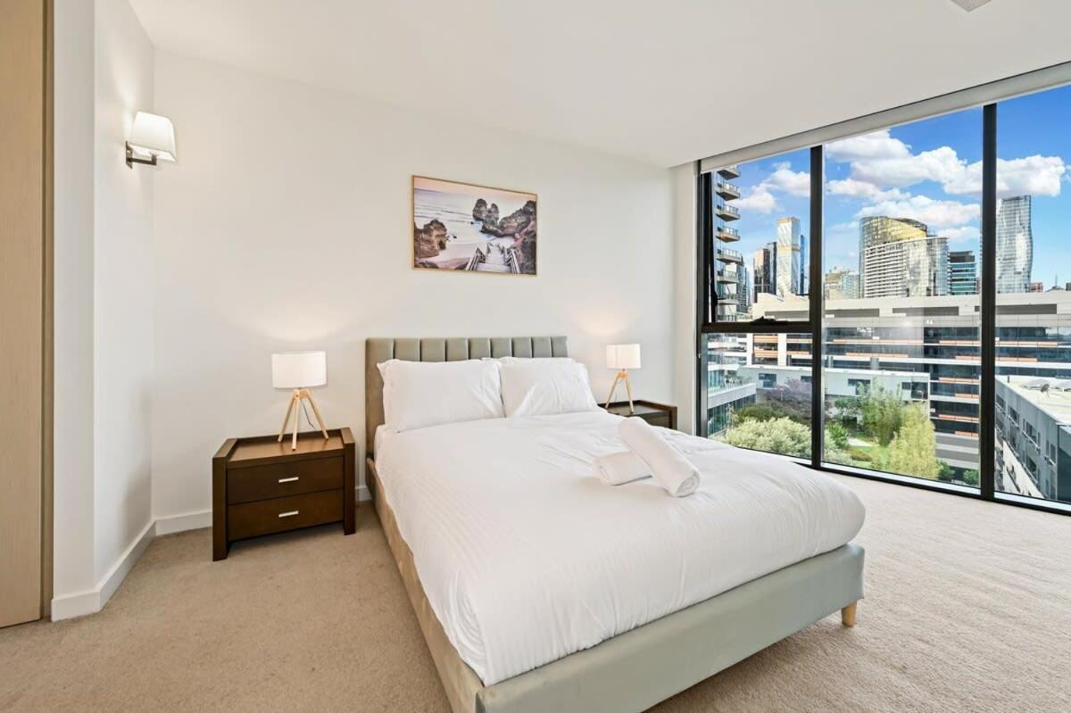Sublime Harbourside 2-bed With Pool Gym & Views Melbourne