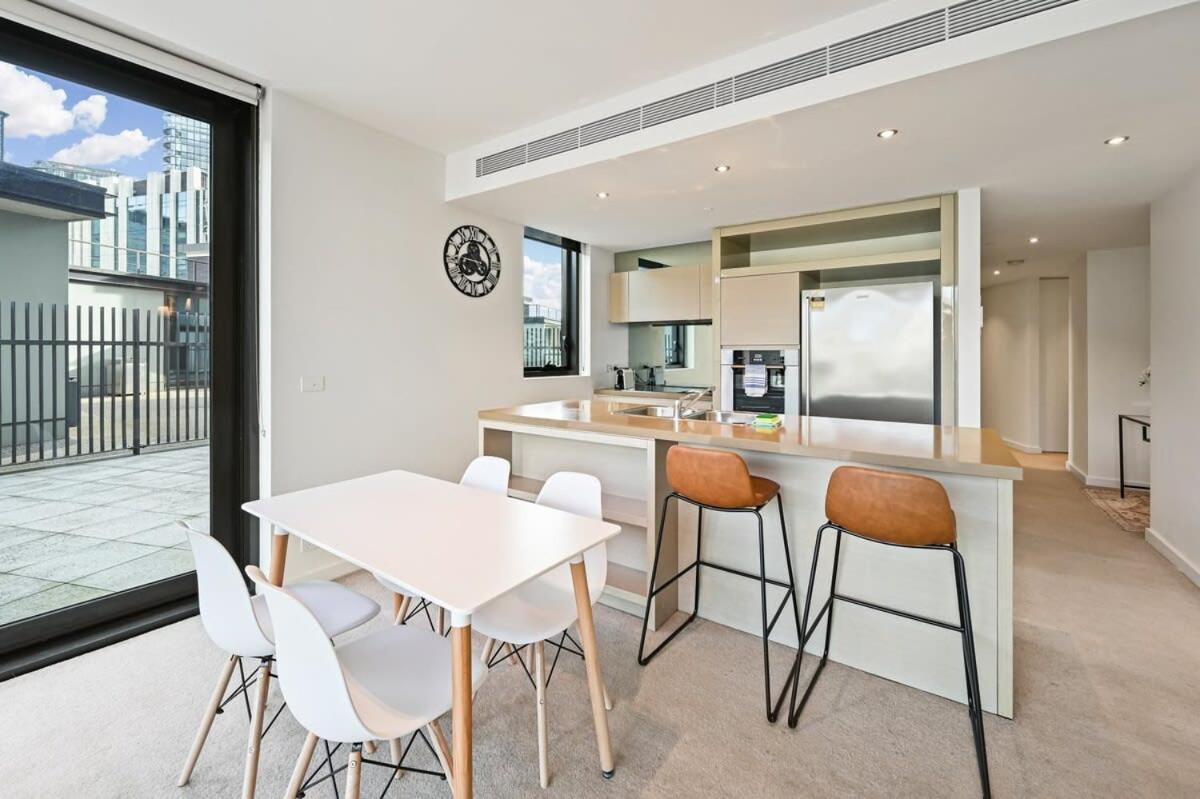Sublime Harbourside 2-bed With Pool Gym & Views Apartment