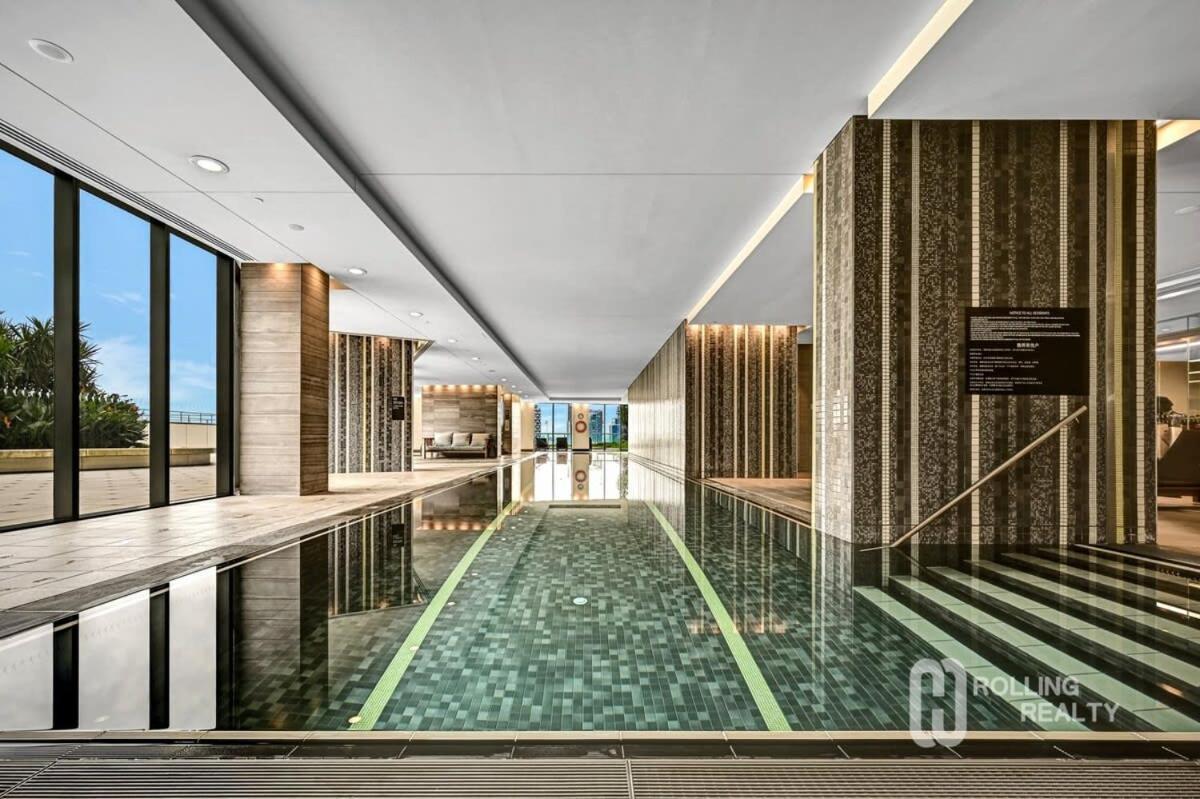 Sublime Harbourside 2-bed With Pool Gym & Views * Melbourne