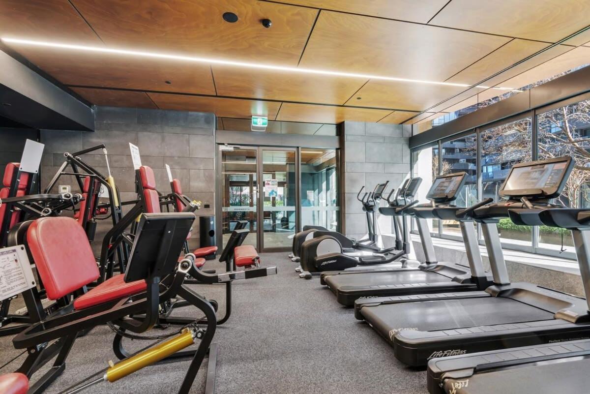 Chic Pad With Views, Pool And Gym Apartment