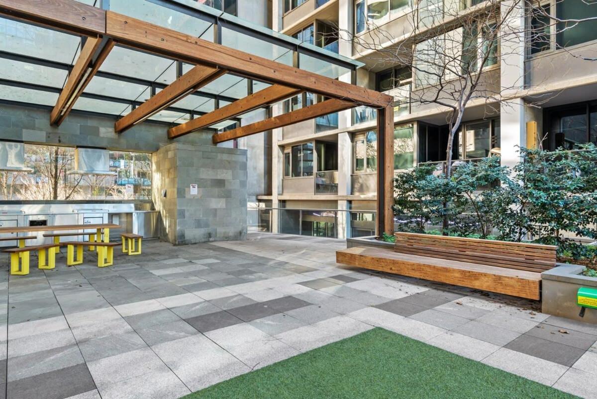 Apartment Chic Pad With Views, Pool And Gym Melbourne