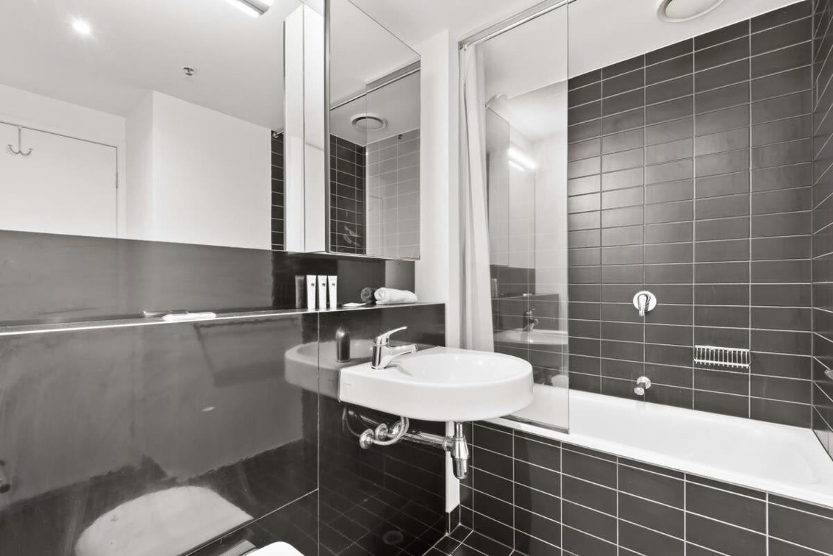Sleek 2-bed With Beautiful Views Melbourne
