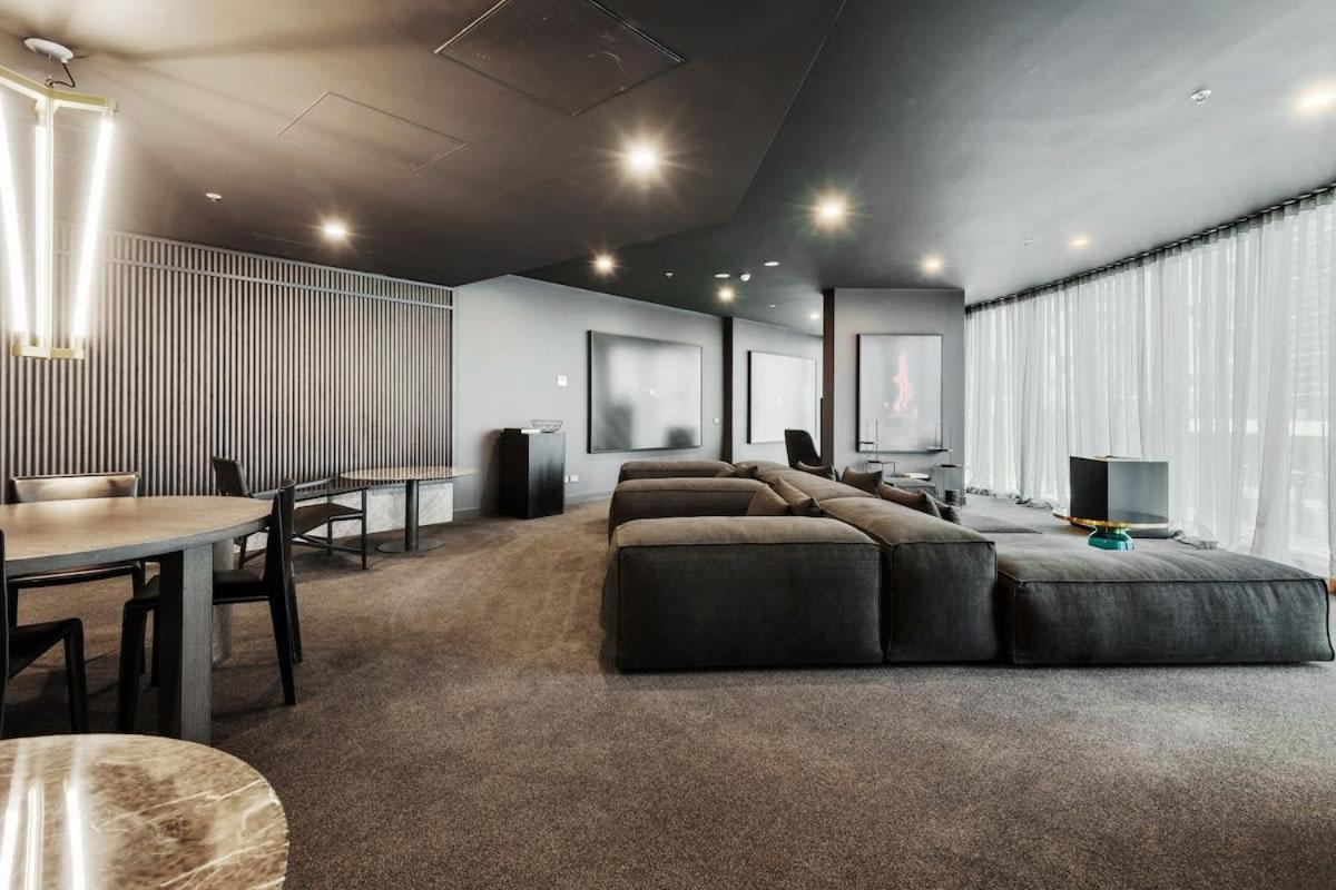 Stylish With Views & Entertaining Areas * Melbourne