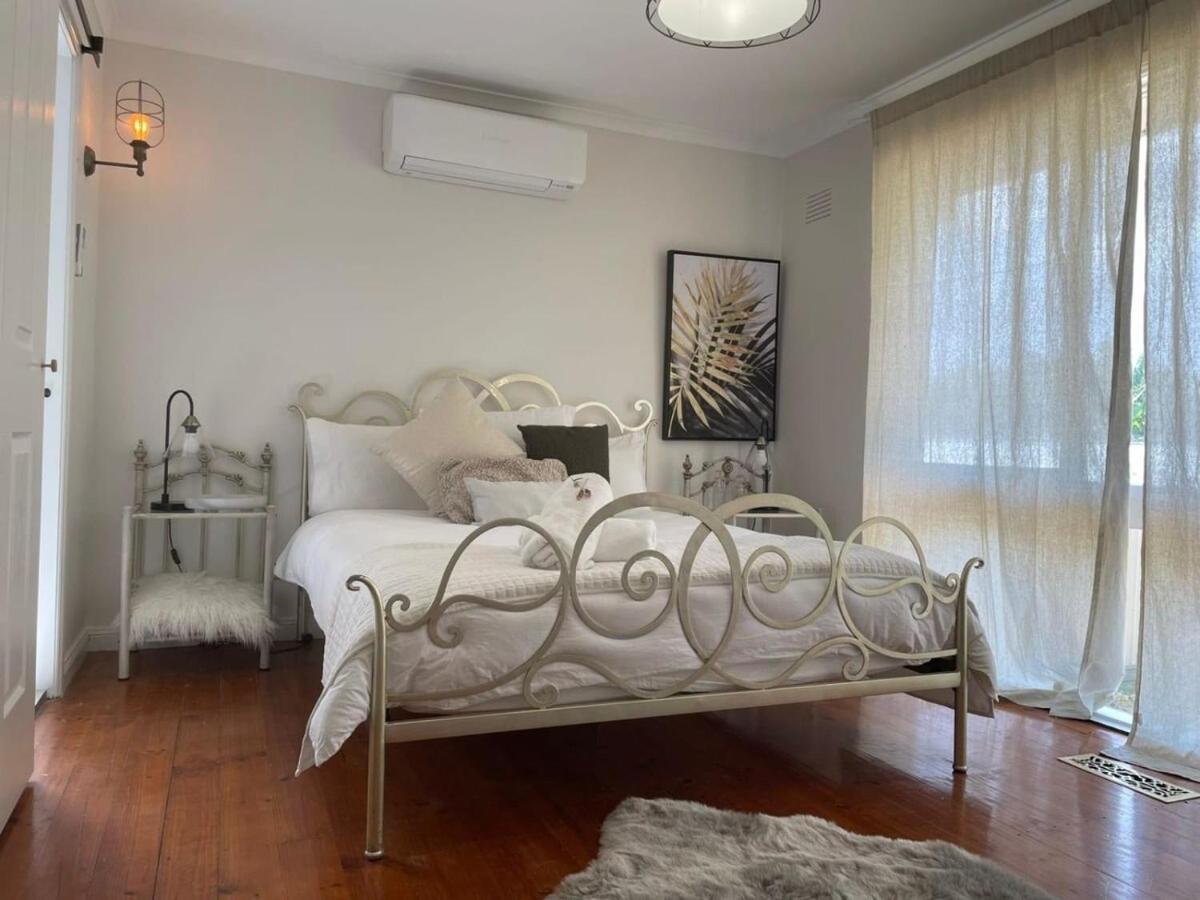 Holiday home Evies White House Oasis I Pool & Close To Airport *