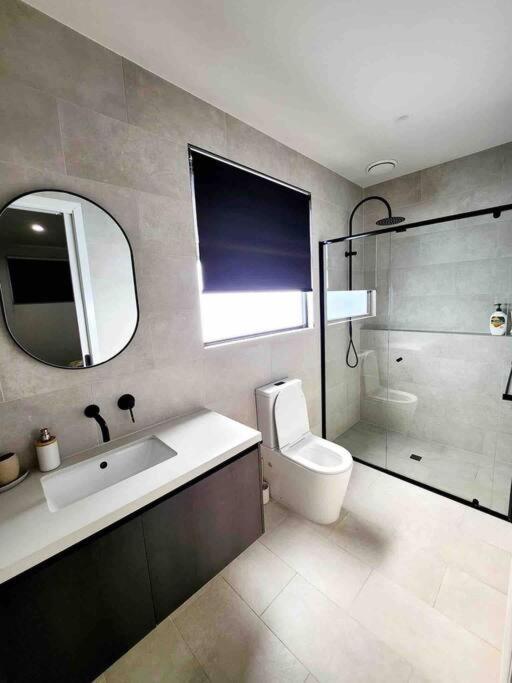 Fringe And 2.5 Bathrooms *