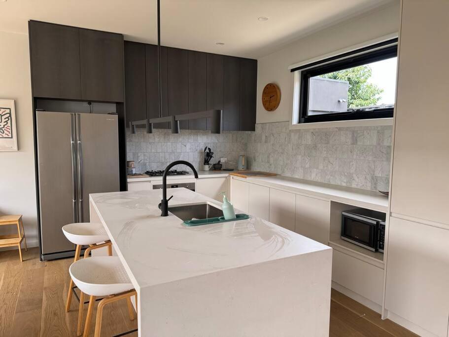 Fringe And 2.5 Bathrooms Melbourne