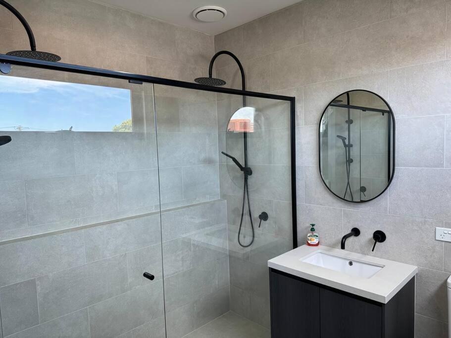 Apartment Fringe And 2.5 Bathrooms Melbourne