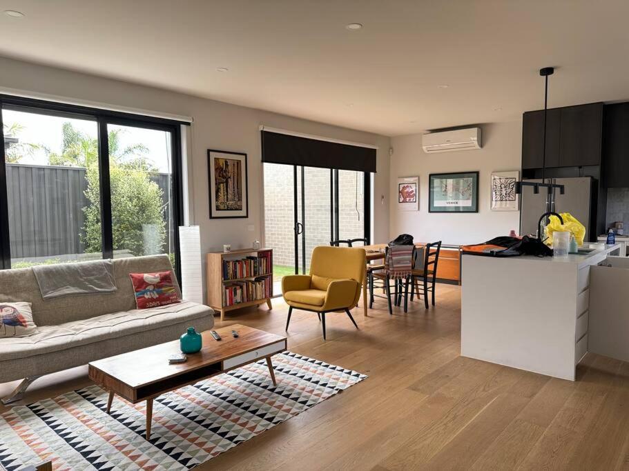 Fringe And 2.5 Bathrooms Apartment Melbourne