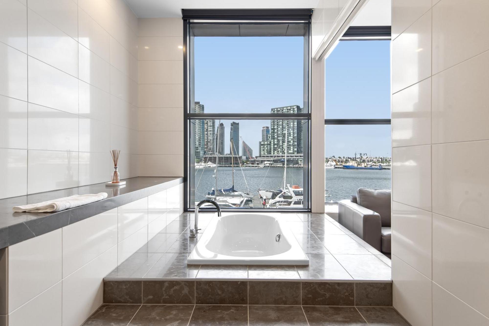 Waterfront Bliss In Promenade W/ Cozy 5br/4ba *
