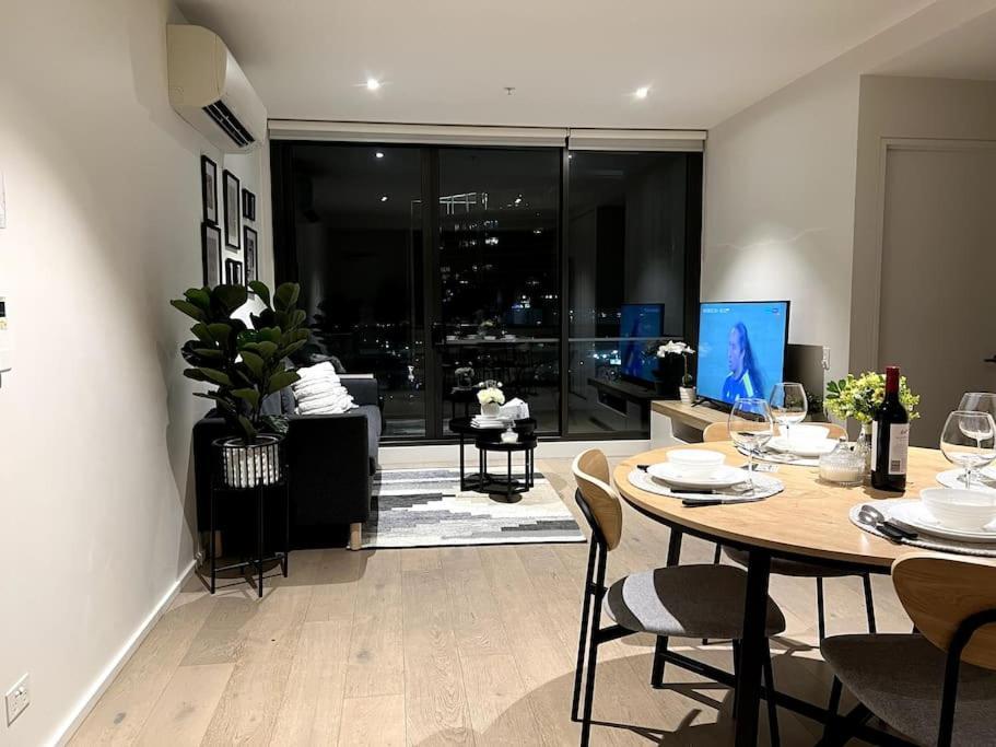 Free Parking Private In Docklands - Amazing View - Shared Washroom - With Host Homestay *