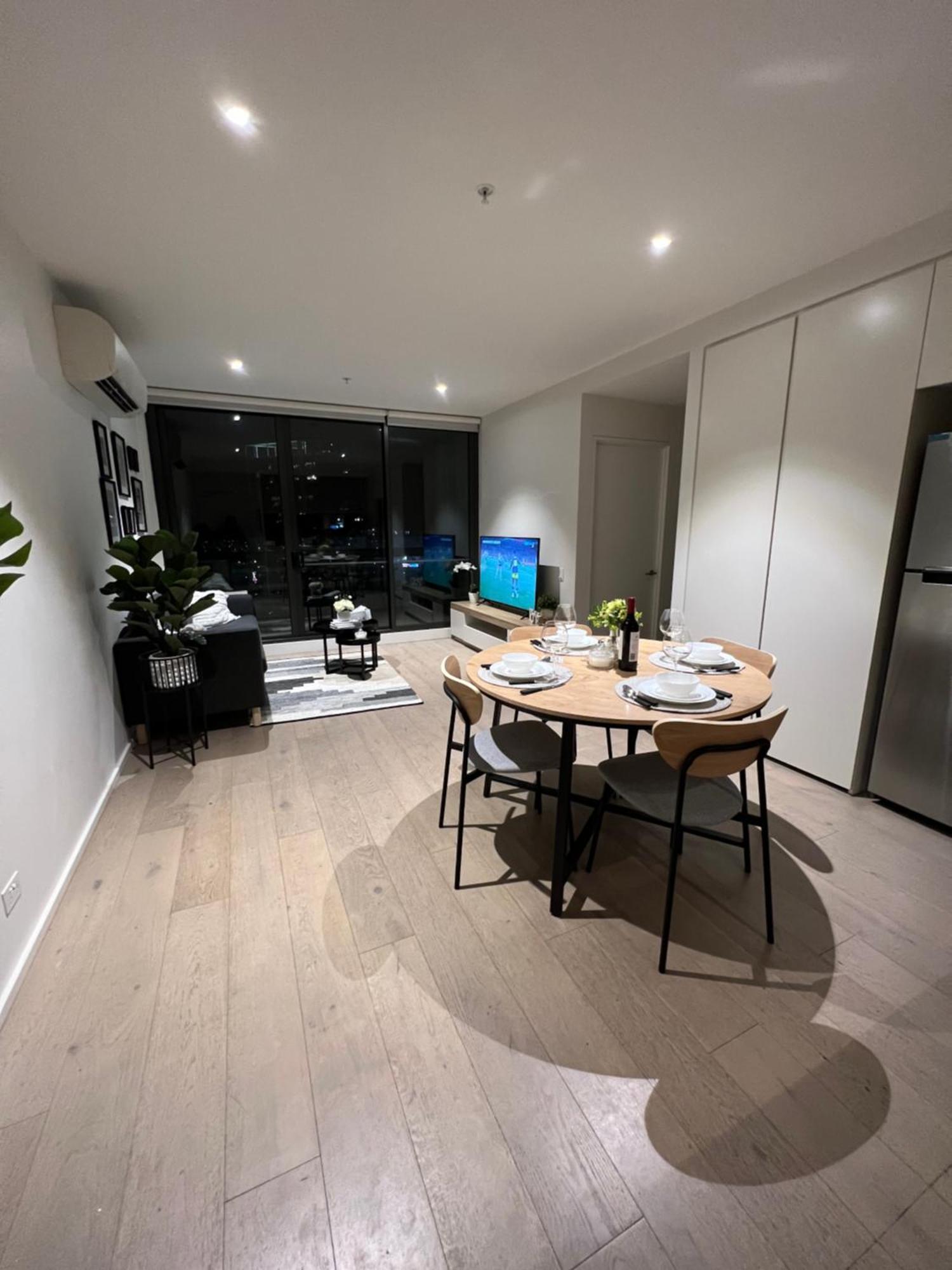 Homestay Free Parking Private In Docklands - Amazing View - Shared Washroom - With Host *