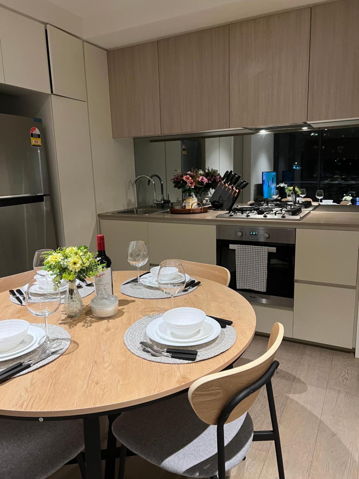 Homestay Free Parking Private In Docklands - Amazing View - Shared Washroom - With Host