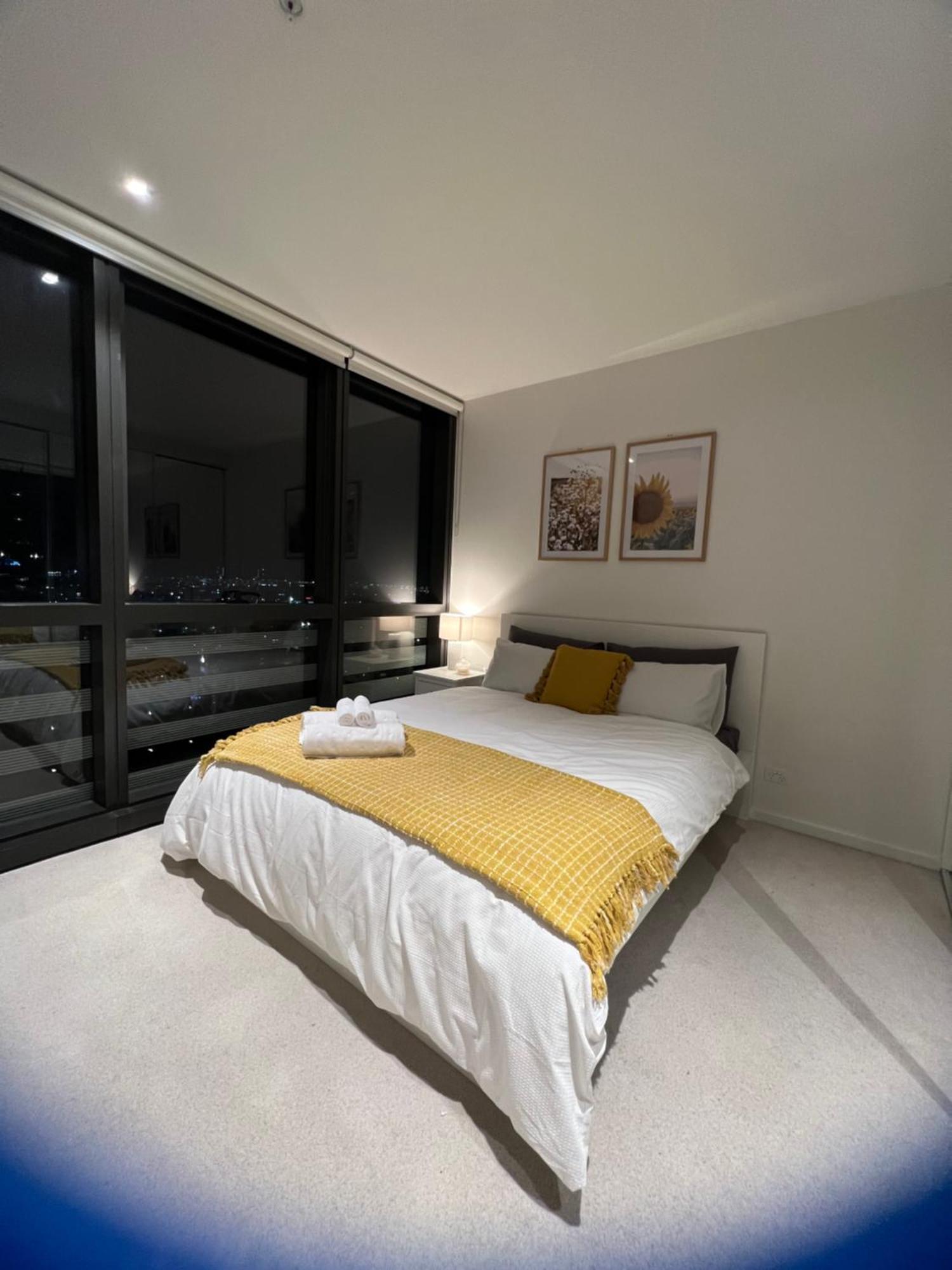 Homestay Free Parking Private In Docklands - Amazing View - Shared Washroom - With Host *