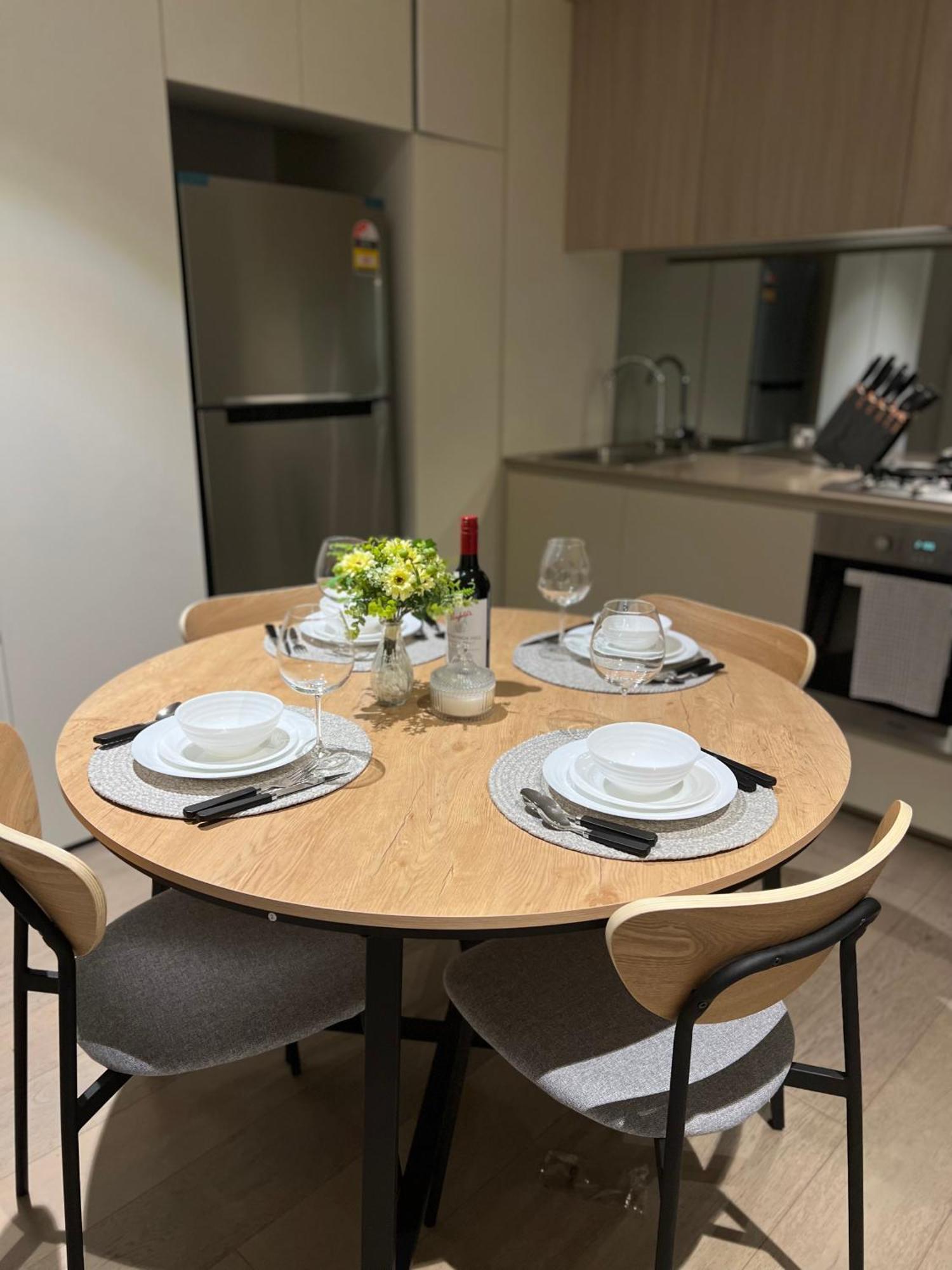 Homestay Free Parking Private In Docklands - Amazing View - Shared Washroom - With Host
