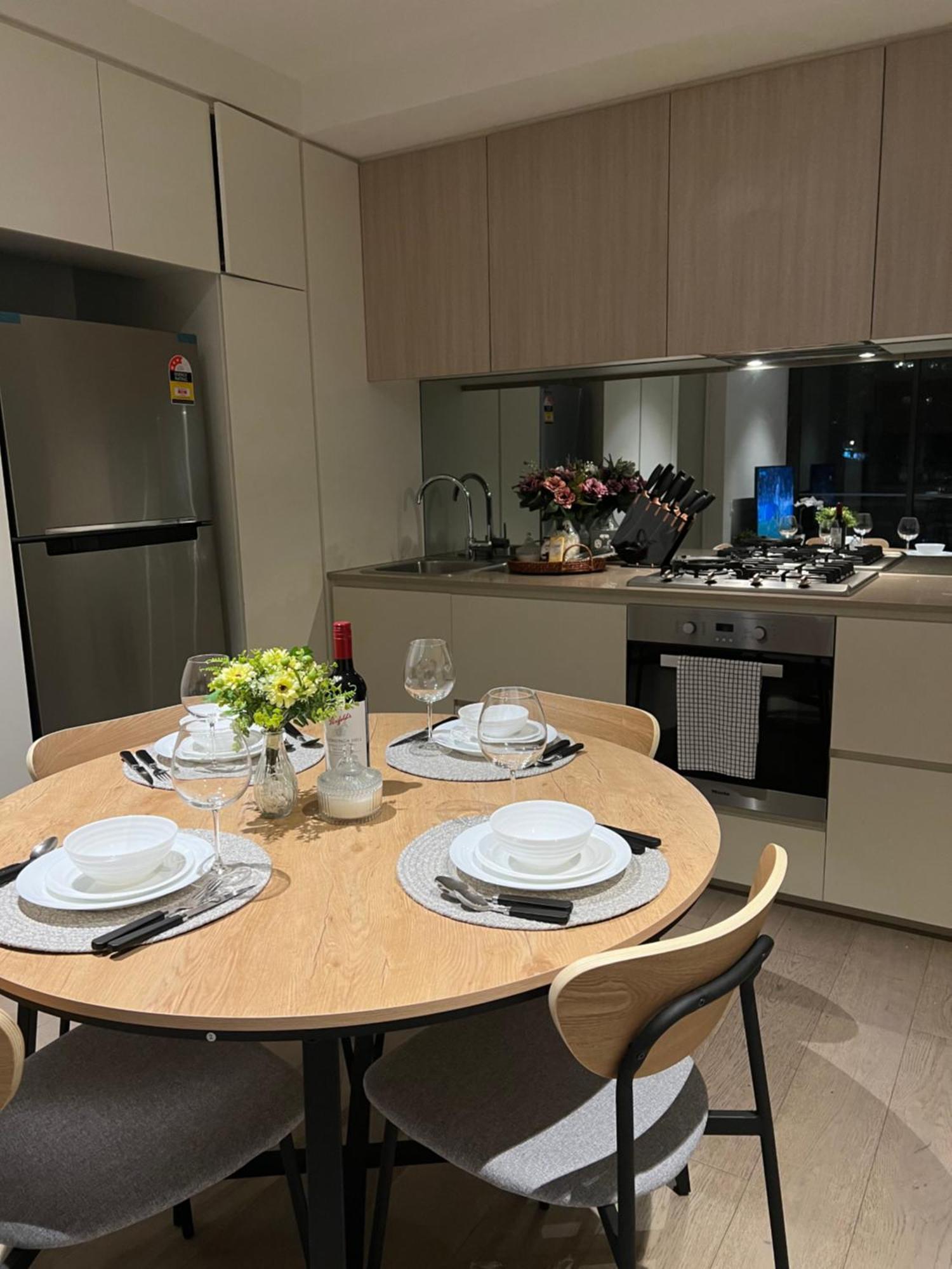 Homestay Free Parking Private In Docklands - Amazing View - Shared Washroom - With Host *