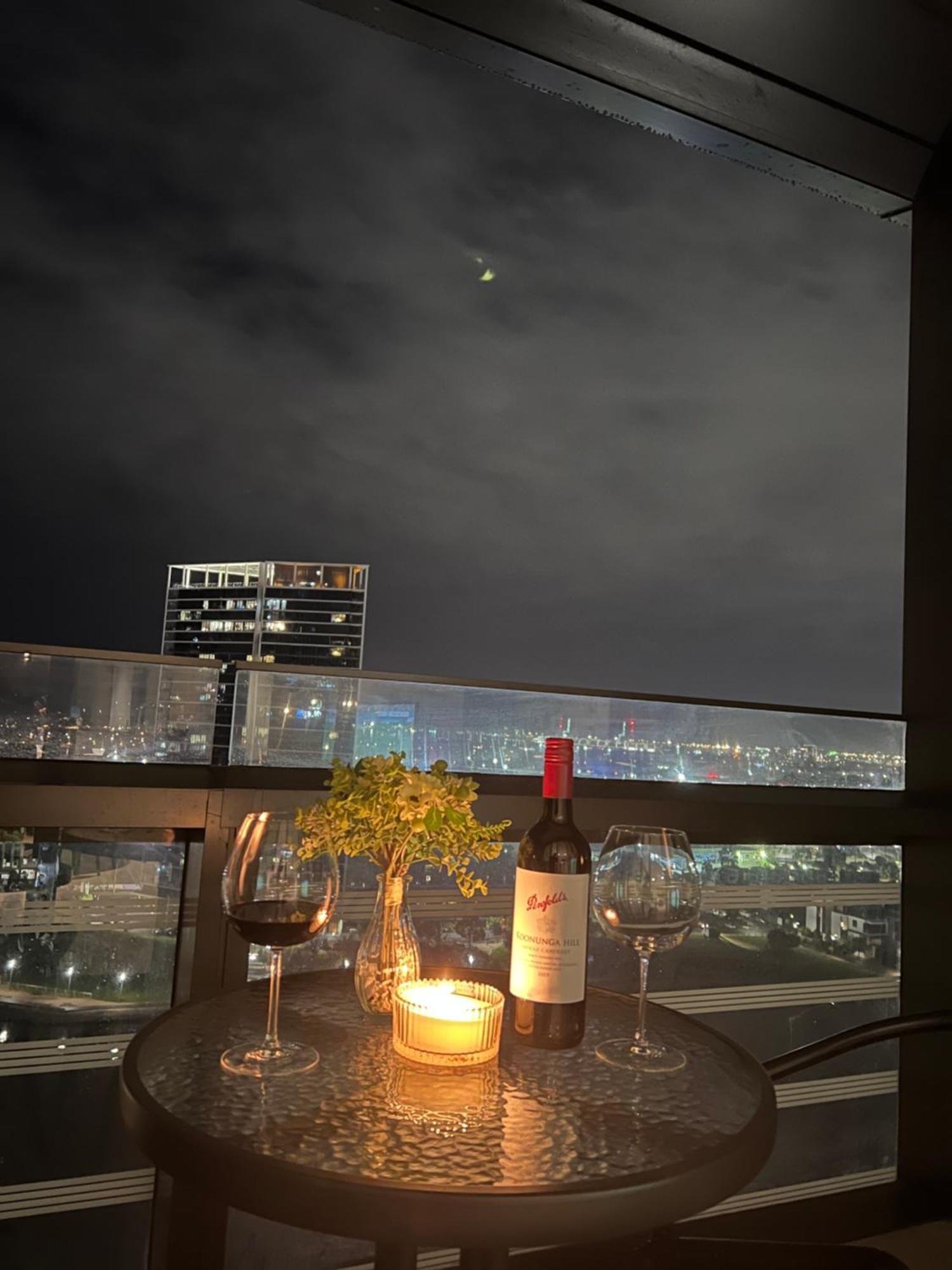 Free Parking Private In Docklands - Amazing View - Shared Washroom - With Host Homestay Melbourne