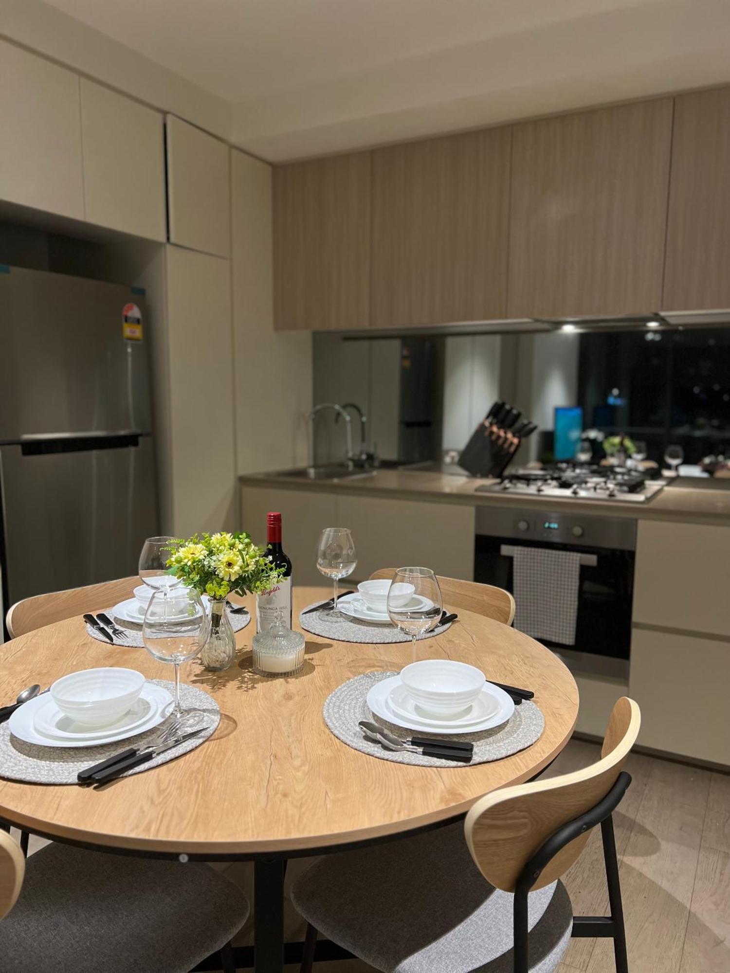 Free Parking Private In Docklands - Amazing View - Shared Washroom - With Host Homestay Melbourne