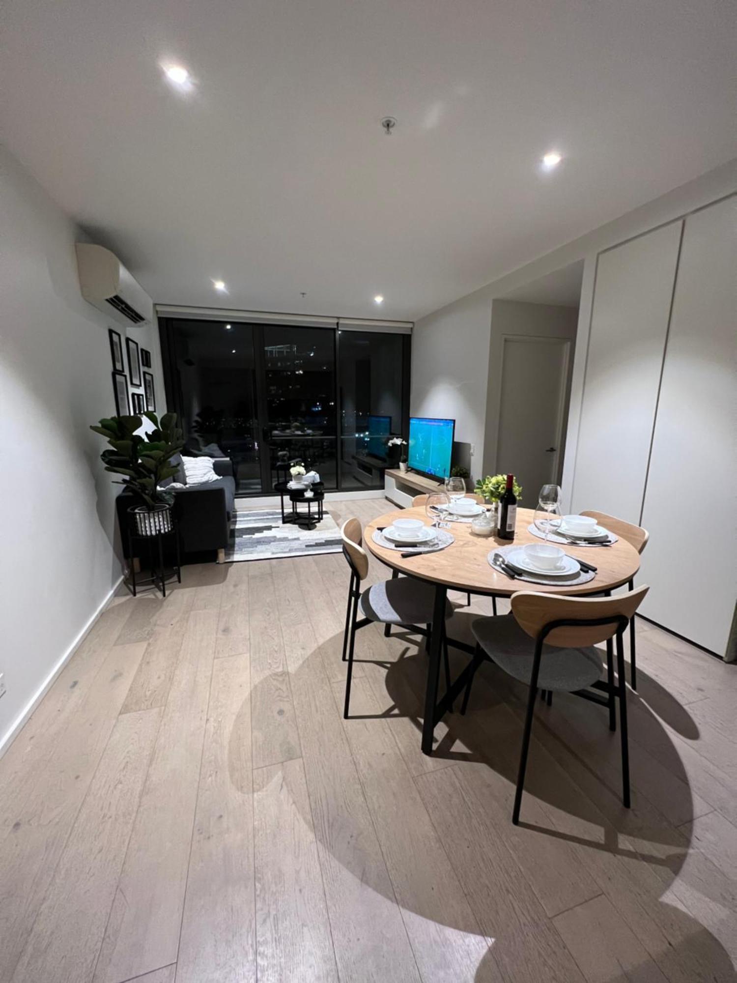 Homestay Free Parking Private In Docklands - Amazing View - Shared Washroom - With Host *