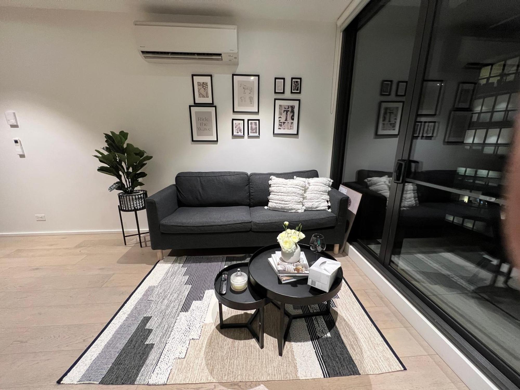 Free Parking Private In Docklands - Amazing View - Shared Washroom - With Host Homestay *