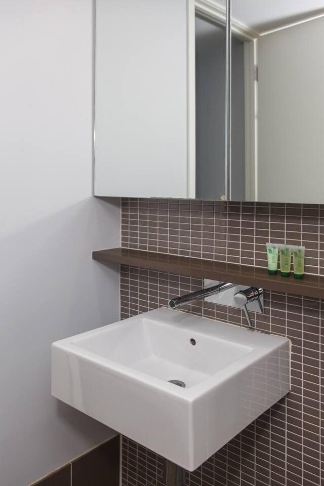 Queens Corner - Lakeside Serenity At Park Apartment *