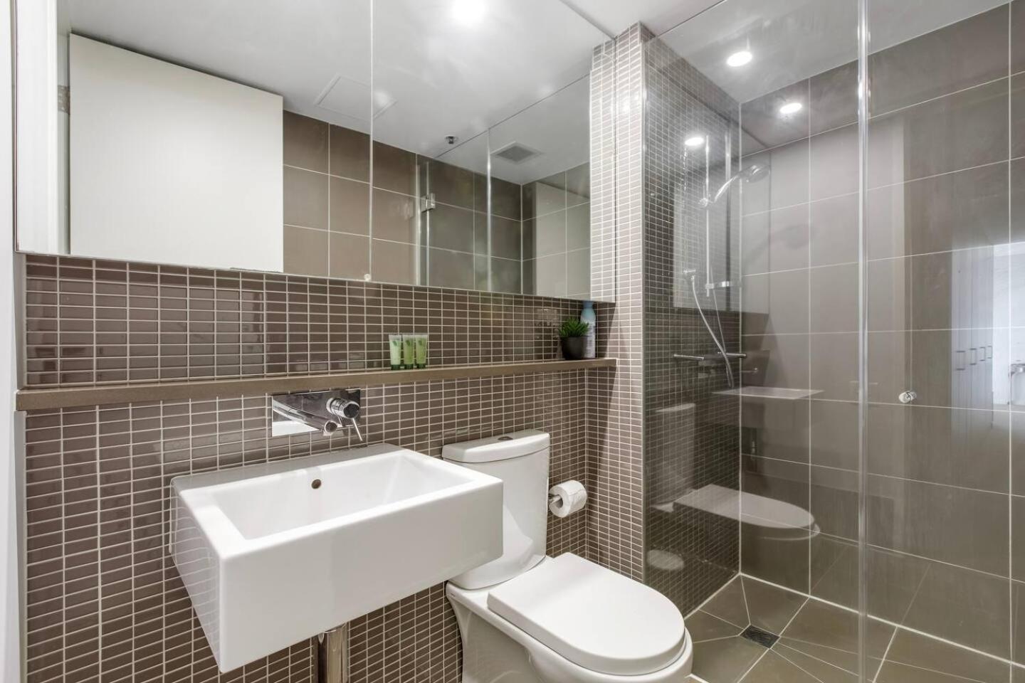 Apartment Queens Corner - Lakeside Serenity At Park Melbourne