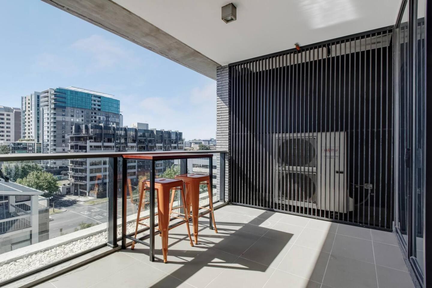 Queens Corner - Lakeside Serenity At Park Apartment *