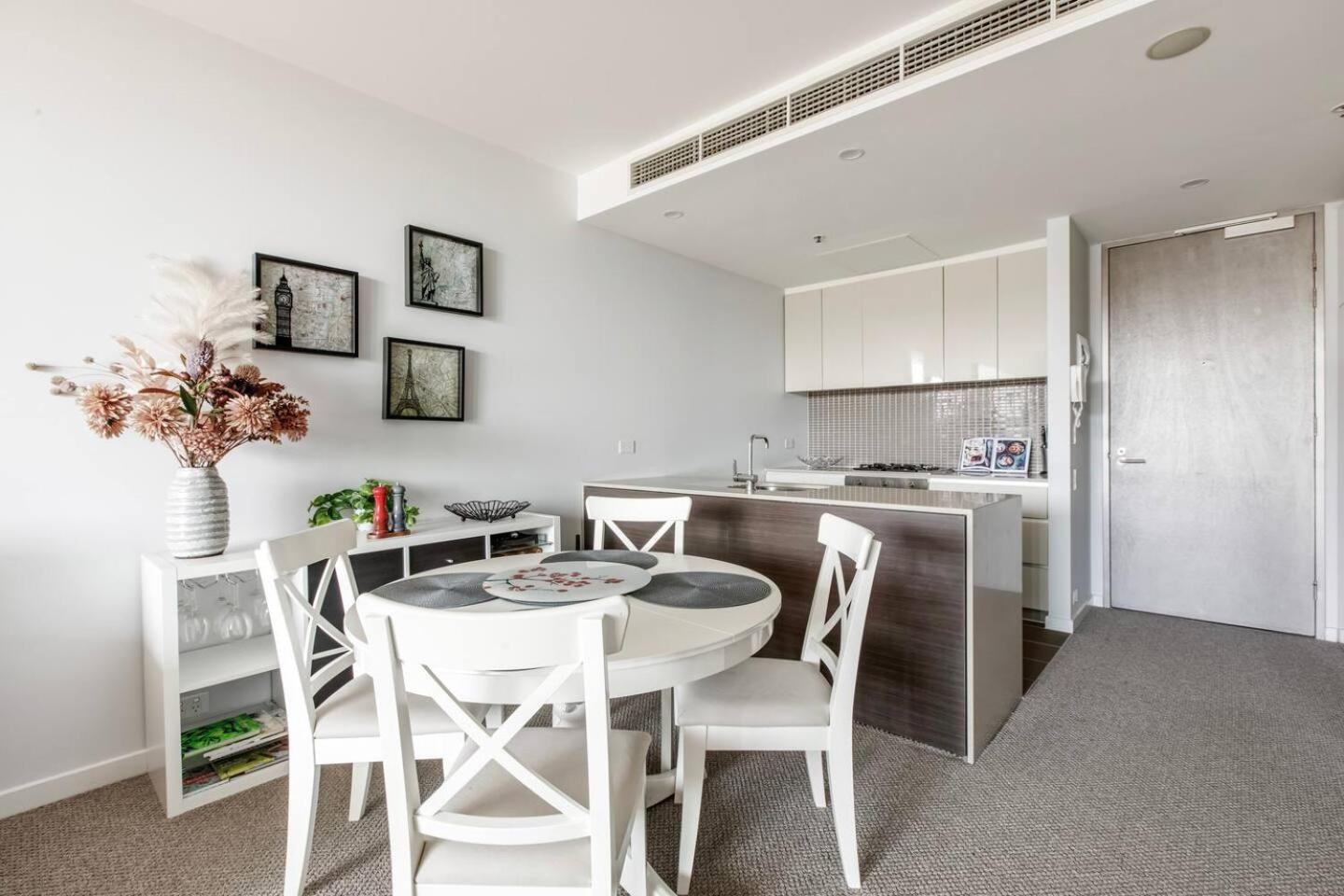 Queens Corner - Lakeside Serenity At Park Apartment Melbourne