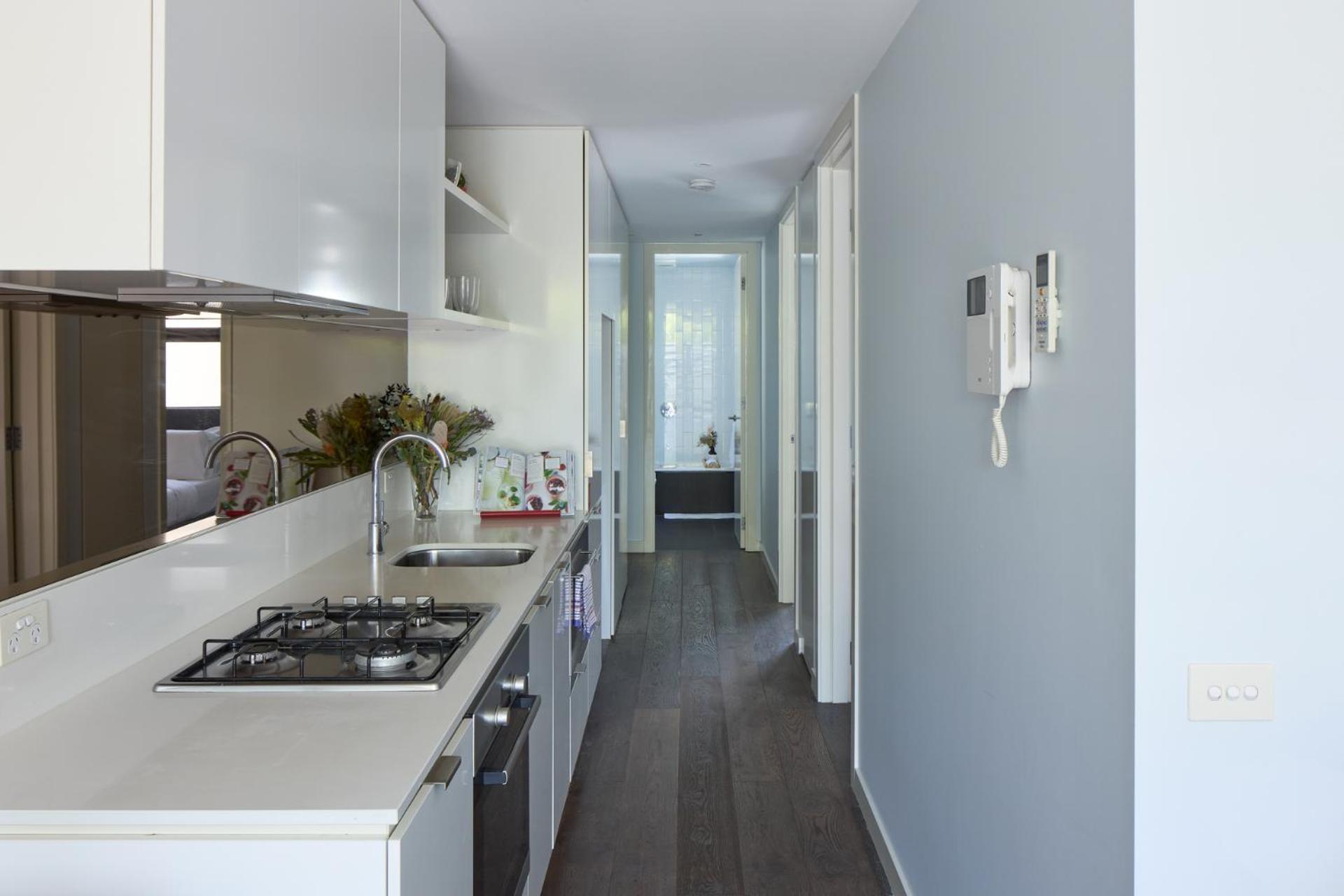 The Abby - Contemporary Inner-city Convenience Apartment *