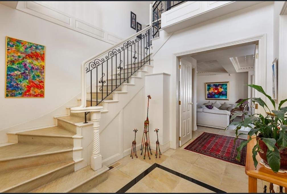 Luxurious Townhouse Retreat In Prestigious Brighton *