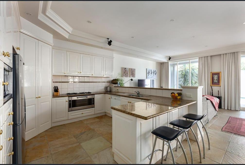 Luxurious Townhouse Retreat In Prestigious Brighton Homestay