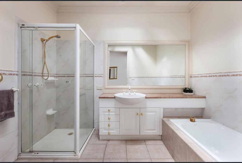 Homestay Luxurious Townhouse Retreat In Prestigious Brighton