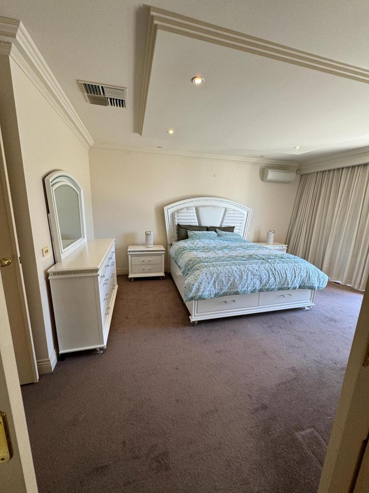 Homestay Luxurious Townhouse Retreat In Prestigious Brighton Melbourne
