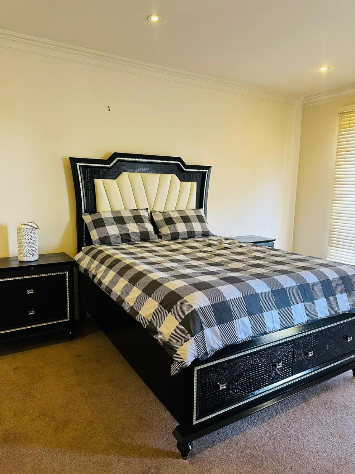 Homestay Luxurious Townhouse Retreat In Prestigious Brighton *