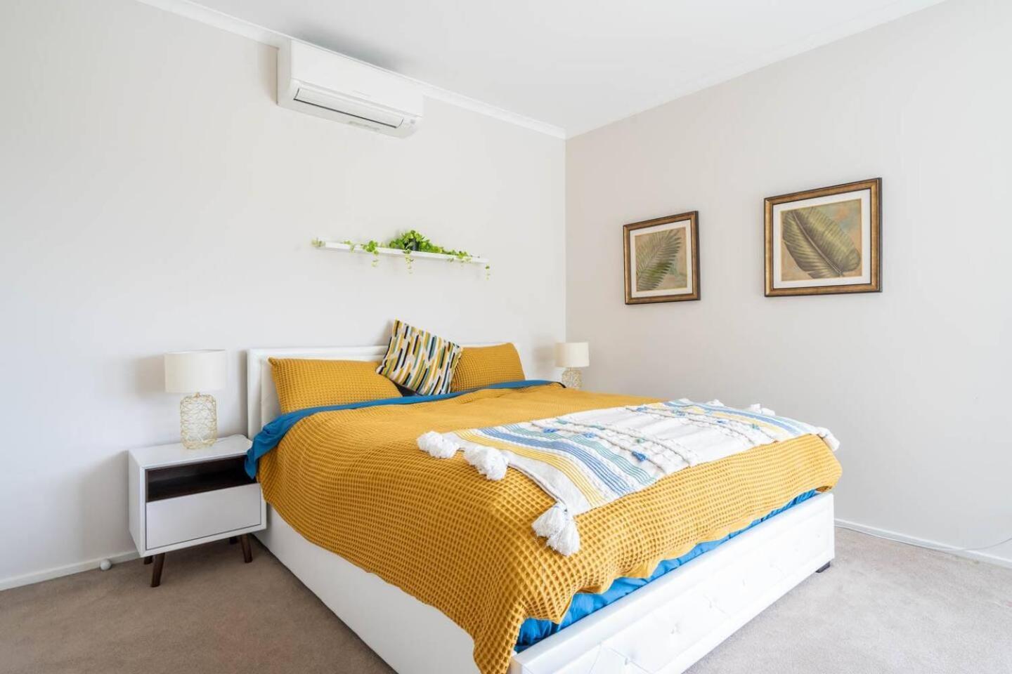 'the Moondah Manor' A Poolside Family Retreat