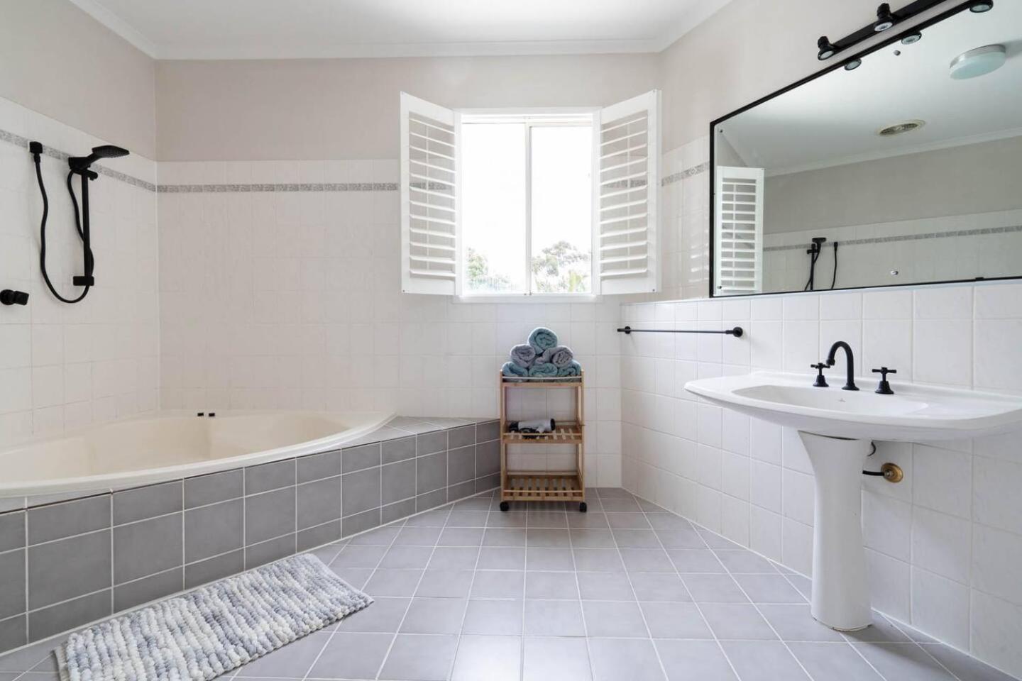 'the Moondah Manor' A Poolside Family Retreat Holiday home *