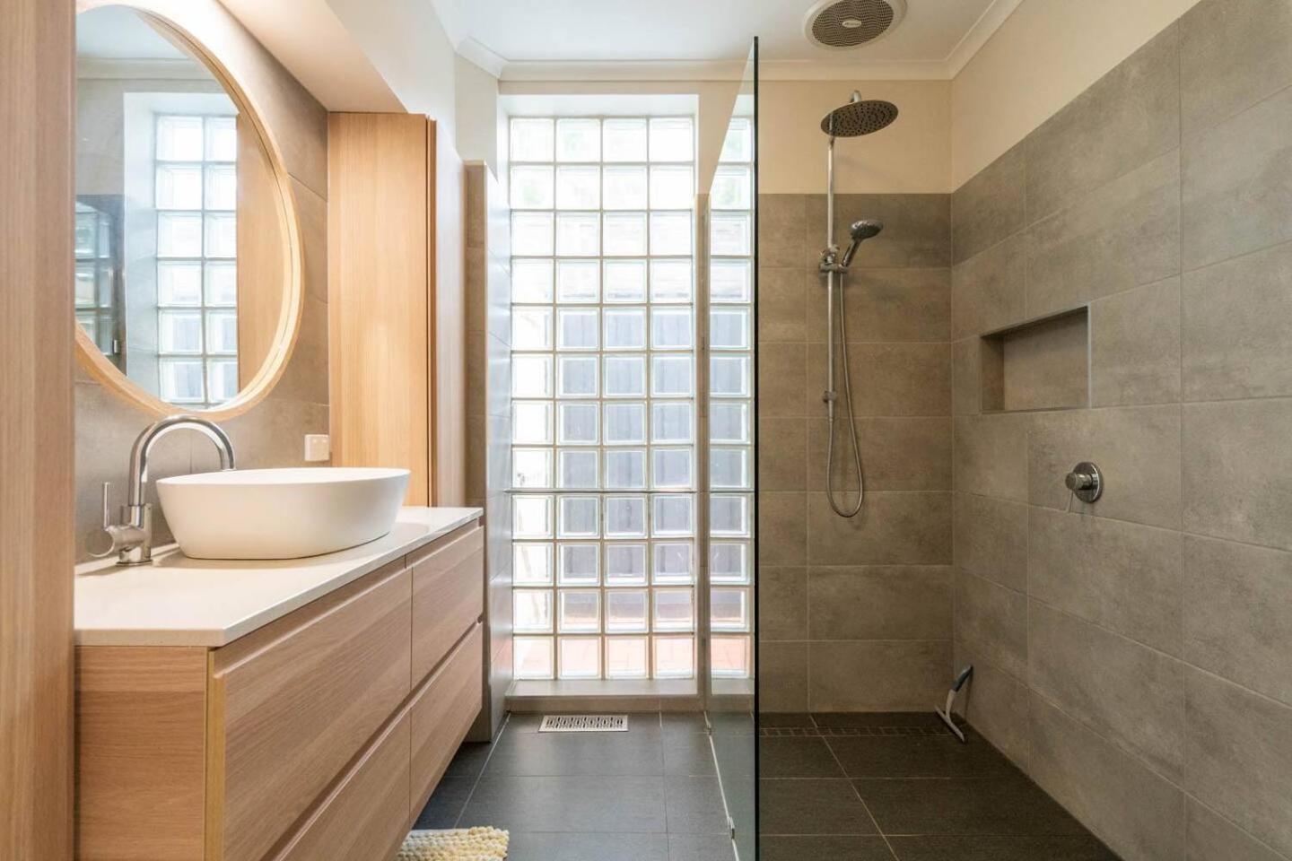 'the Moondah Manor' A Poolside Family Retreat
