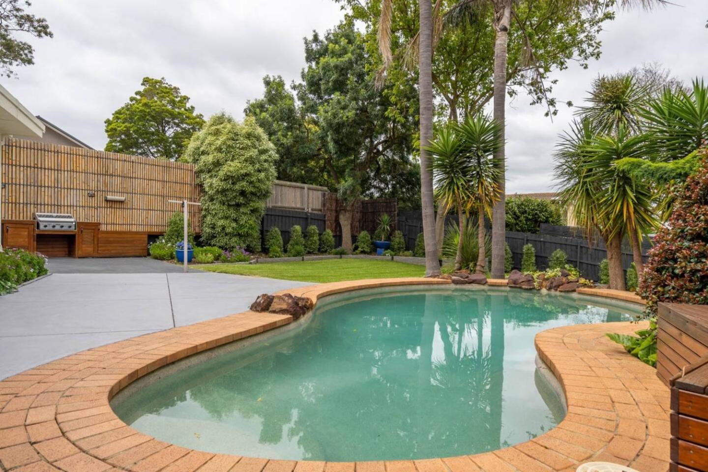 'the Moondah Manor' A Poolside Family Retreat Melbourne