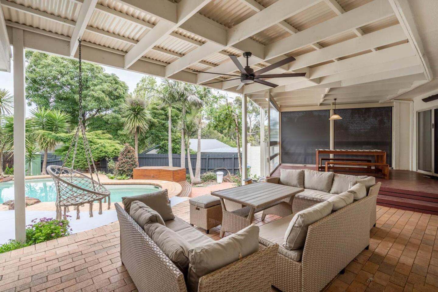 'the Moondah Manor' A Poolside Family Retreat Holiday home