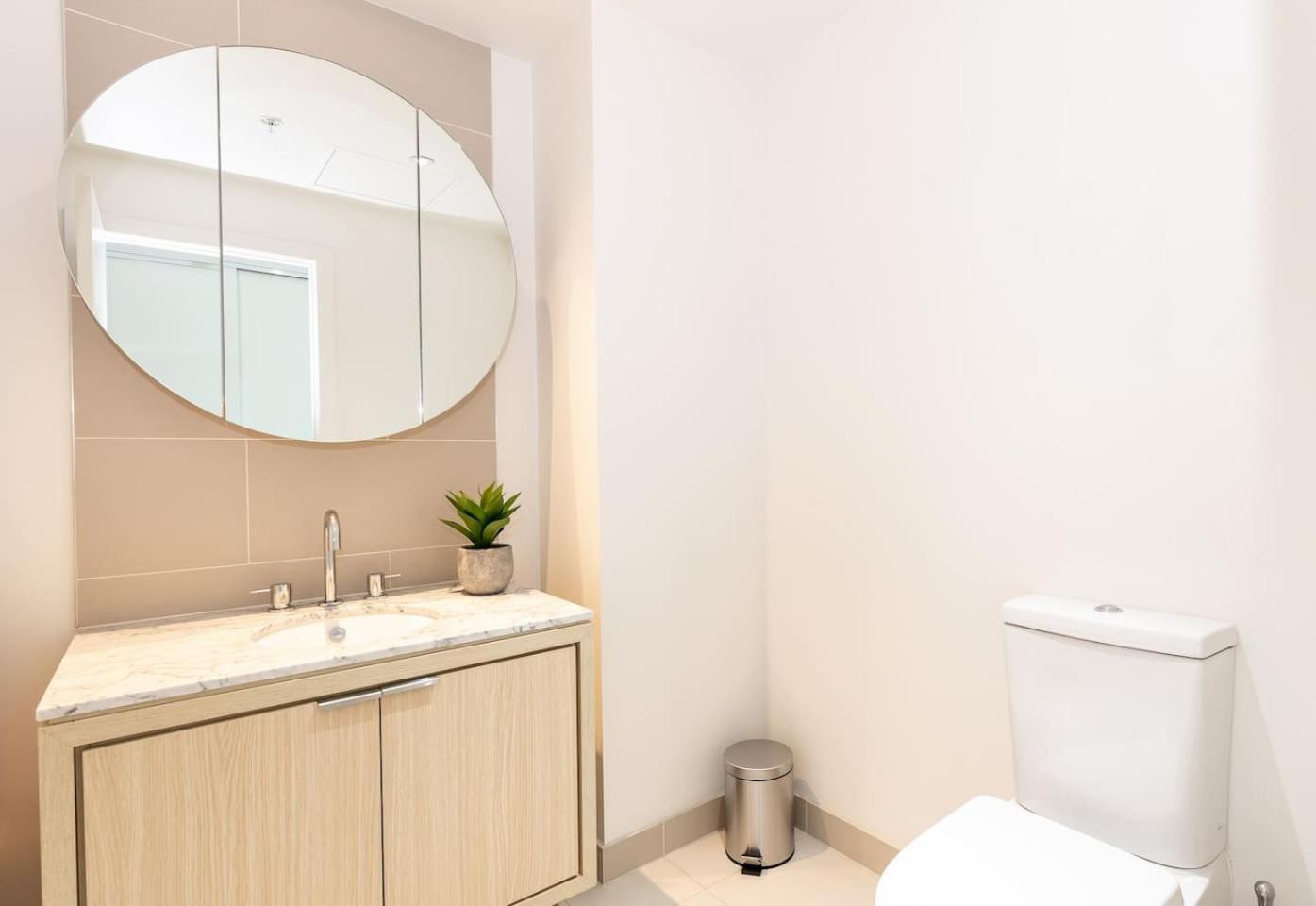 Apartment Road Sanctuary With Sunset Views & Parking Melbourne