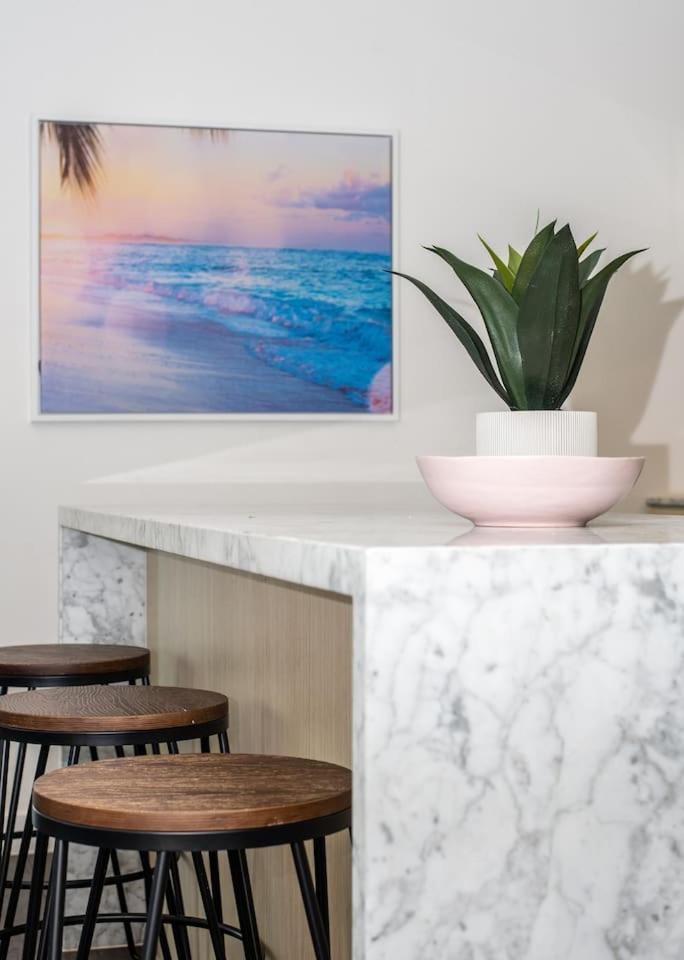 Road Sanctuary With Sunset Views & Parking Apartment